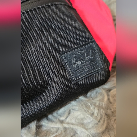 New Herschel Seventeen NEON PINK Hip/body Bag - Picture 9 of 13